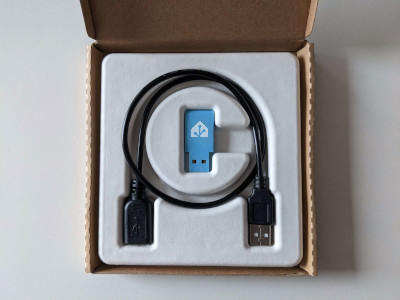 {{ productName }} with USB extension cable in packaging